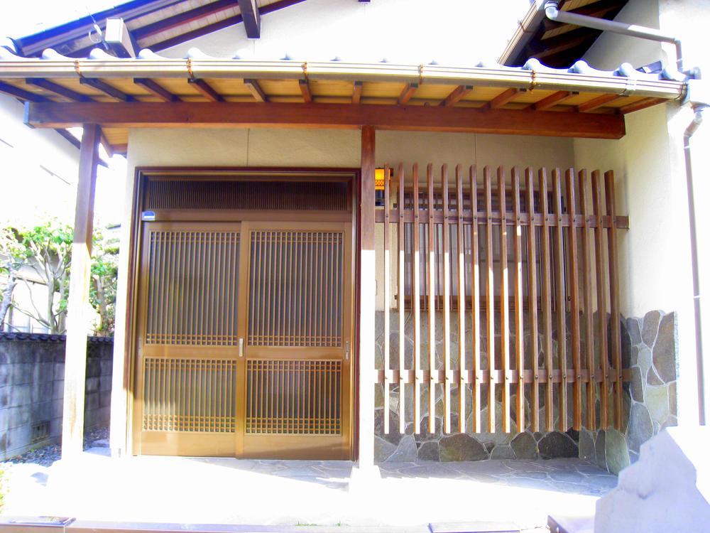Entrance. Is the entrance to a stately
