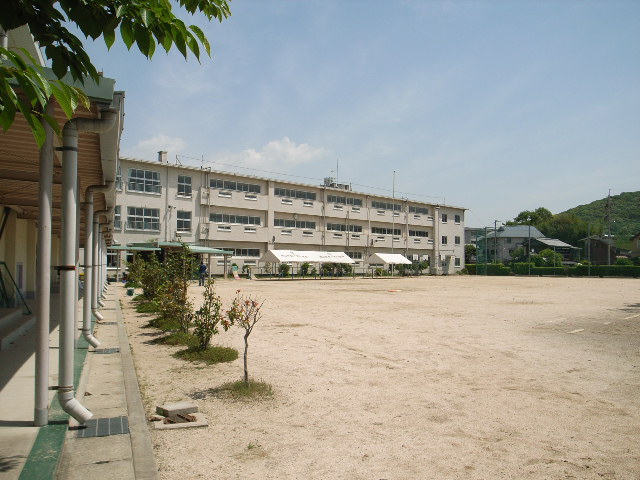 Primary school. 1032m to Okayama City three Isao elementary school (elementary school)