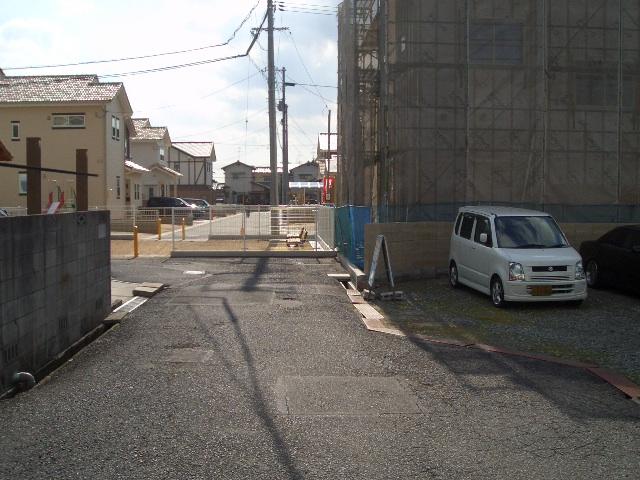 Local photos, including front road. Since the traffic volume is small, It is a quiet residential area. 
