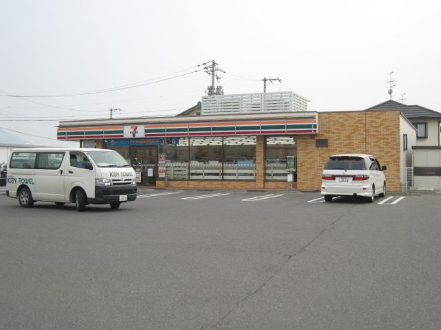 Convenience store. 700m to Seven-Eleven (convenience store)