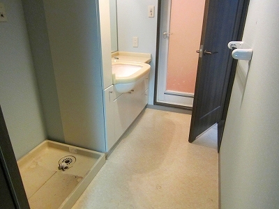 Washroom. You put in the dressing room from the two locations of the hallway and the kitchen!
