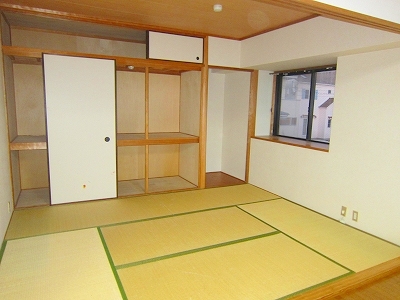 Other room space. A lot further with bay windows also storage of Japanese-style room! !