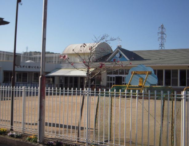 kindergarten ・ Nursery. White chrysanthemum nursery school (kindergarten ・ 929m to the nursery)