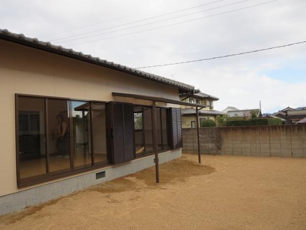 Toilet. It comes with a roof that does not bother to wash