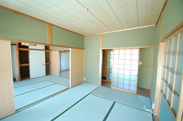 Living and room. 6 Pledge Japanese-style room. The back of the room is also of 6 quires Japanese-style room.