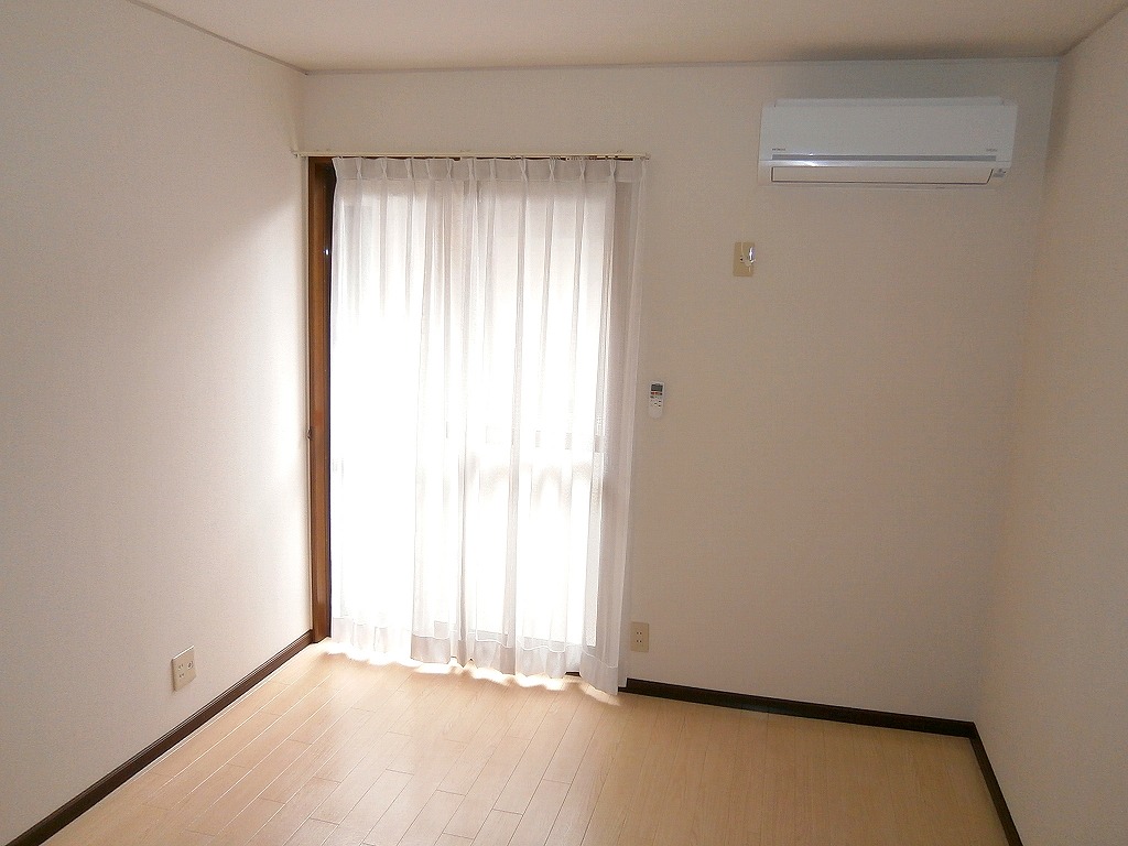Living and room. Air conditioning is a new article. 