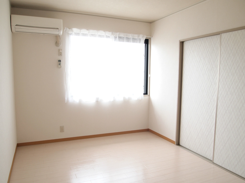Living and room. It was renovated Japanese-style Western-style. It marked with air conditioning. 