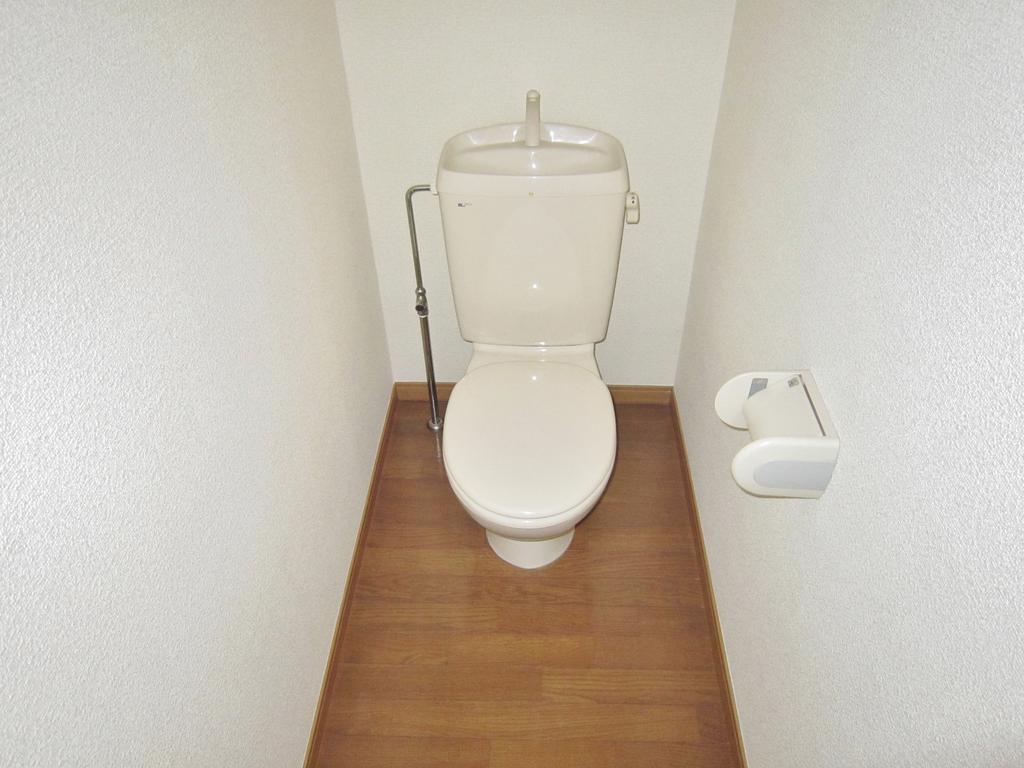 Toilet. (O⌒∇⌒o) (o⌒∇⌒o)