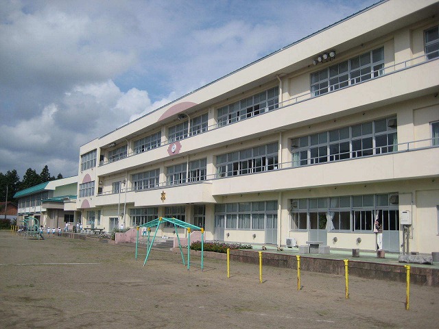 Primary school. 761m until Soja Municipal Soja elementary school (elementary school)