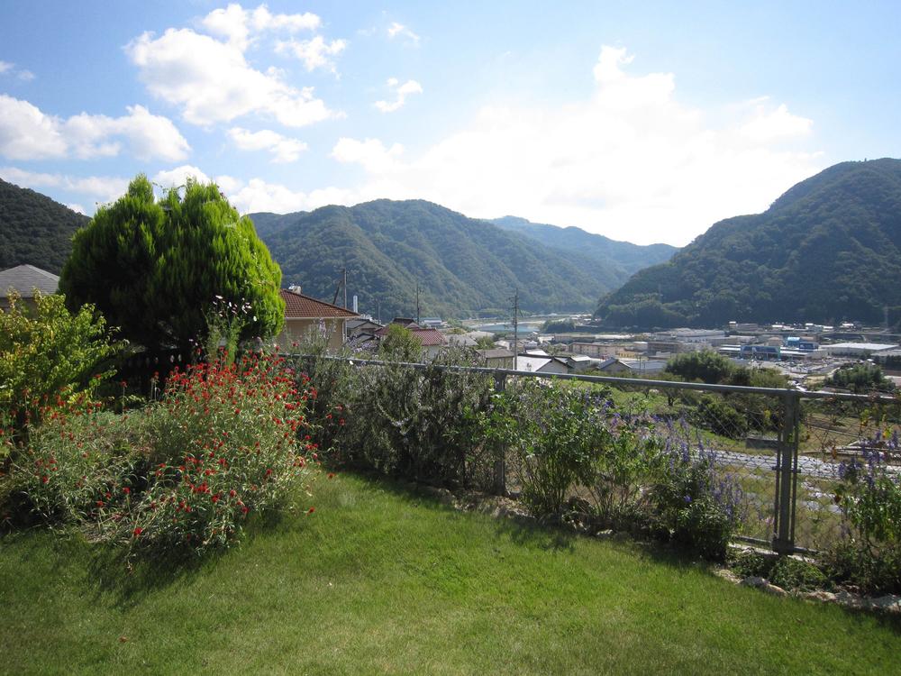 View photos from the dwelling unit. You can Gardening and barbecue while watching the mountains and the town of Takahashi. 