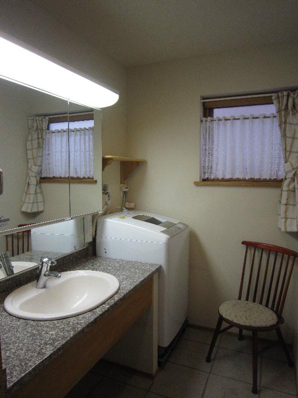 Wash basin, toilet. And that is a wash basin of sticking to the use of natural granite basin counter. 