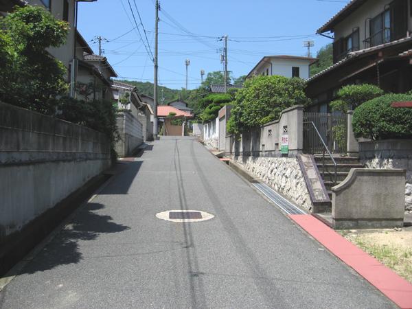 Local photos, including front road. South about 4m road
