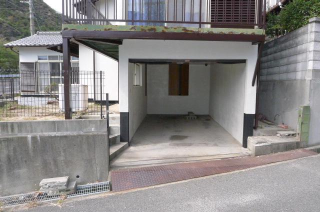 Parking lot. Garage 1 units can be