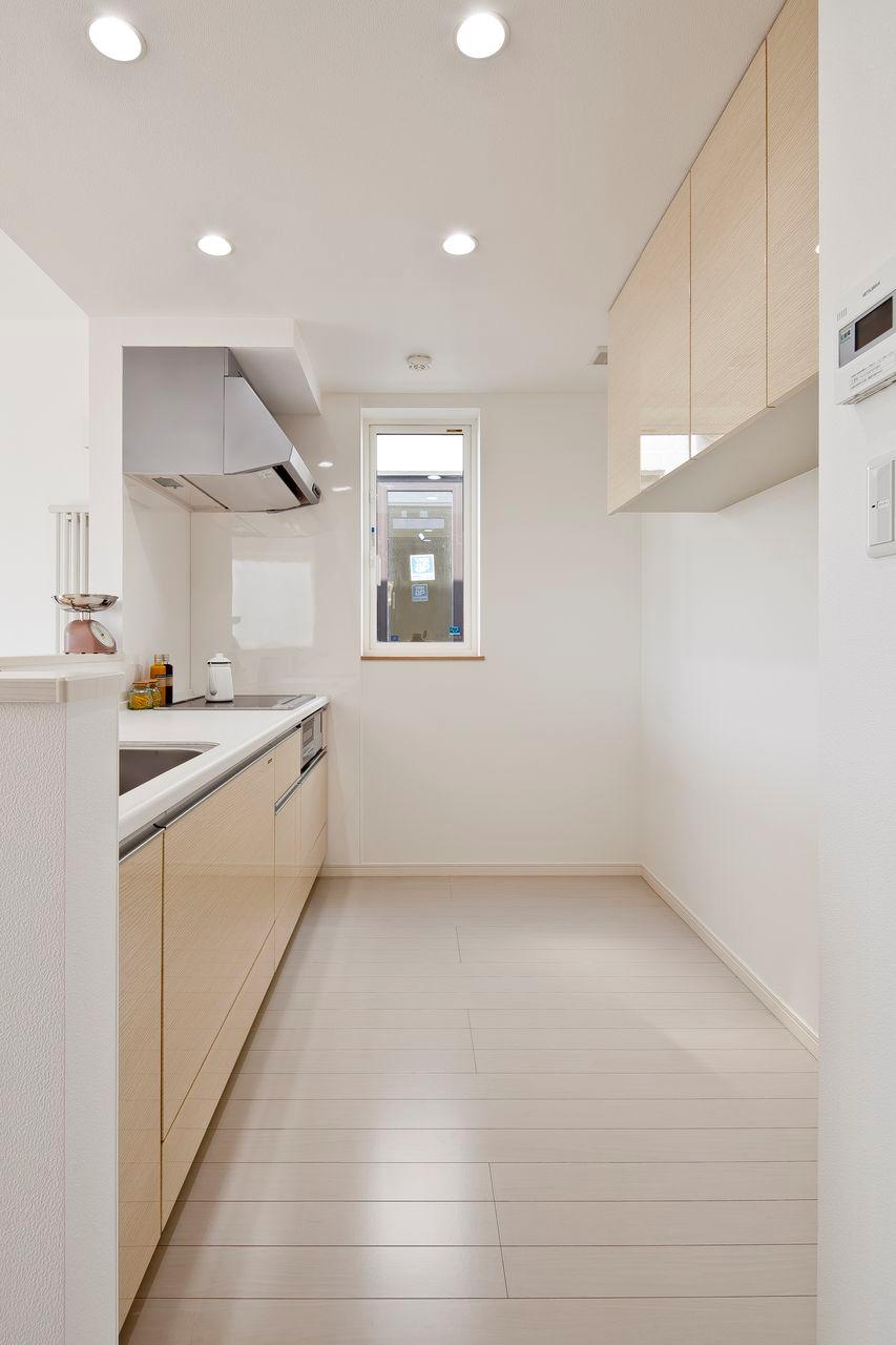 Same specifications photos (living). Set high and ceiling height of about 2.6m, It is more spread some space