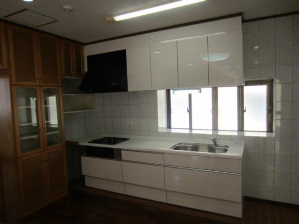 Kitchen. System kitchen already replaced. Since it is a new wife also smiled You family of smile will spread.