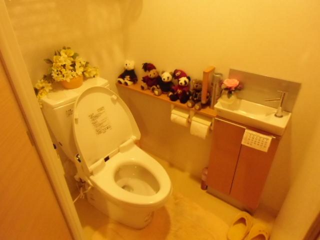 Toilet. Indoor (12 May 2013) Shooting Furniture in me, Furniture etc. are not included in the sale price