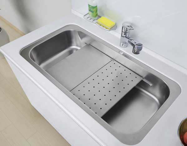 Kitchen.  [Wide utility sink a width of about 90cm] Adopt a wide sink a width of about 90cm. It will also be comfortable preparation and cleaning up of ingredients. Also, Ensure a wide cooking space by placing the plates into the sink. You can get the most out of limited space. (Same specifications)