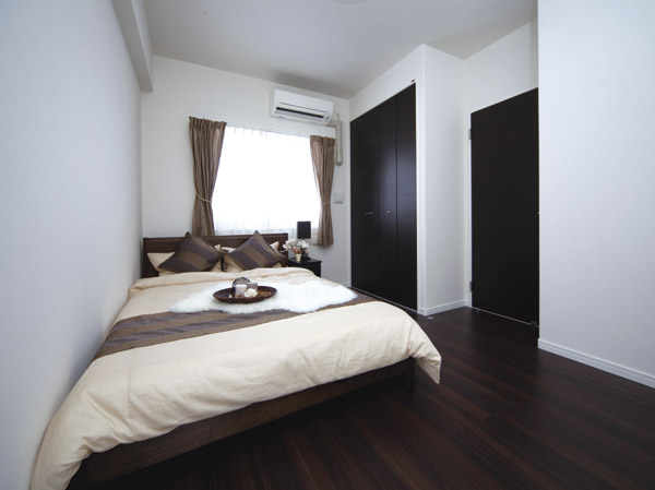 Interior.  [Western-style (master bedroom)] Secured to spread than the other room, Also it features a closet that can be effectively utilized space. Please spend a fine their time in the space of peace.
