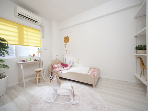 Interior.  [Western-style (children's room)] Square space of the solid white is easy, such as is placed furniture, Also done smoothly makeover to match the growth of the child. It is with a convenient closet.