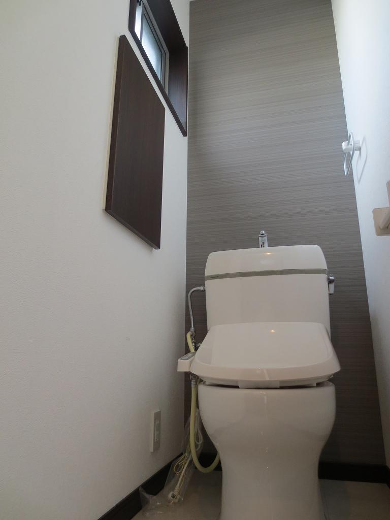 Toilet. Room (late October 2013) Shooting  More and more clean, comfortably. Enhancement function, Is a hot-water storage type Toilette The left hand of Kitobira has become the storage accessories