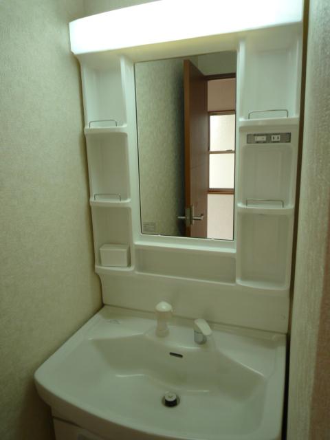 Wash basin, toilet. Indoor (11 May 2013) shooting ◎ 1 issue areas