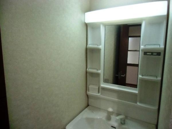 Wash basin, toilet. Hectic morning in the lavatory of the room also