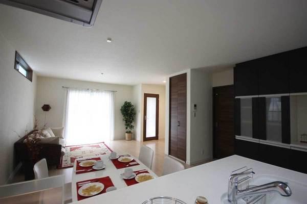 Same specifications photos (living). Living stuck to the open feeling and daylighting