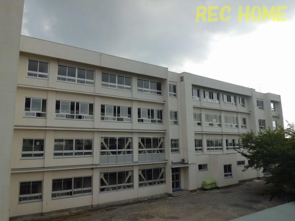 Primary school. 862m to Daito City Hojo Elementary School