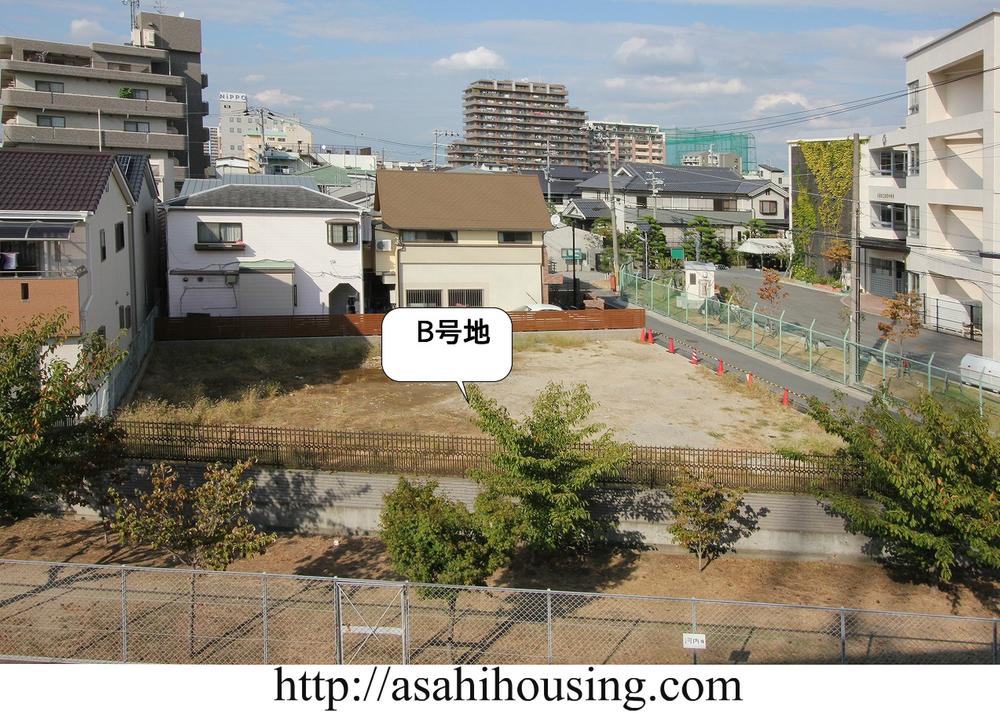 Local photos, including front road. South lighting in the promenade ・ Ventilation is good.