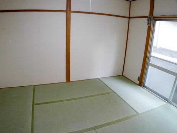 Non-living room. Tatami had made (some Omotegae)
