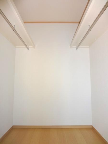 Receipt. The main bedroom was offer a walk-in closet of large-capacity clothing and items of seasonal enters plenty.