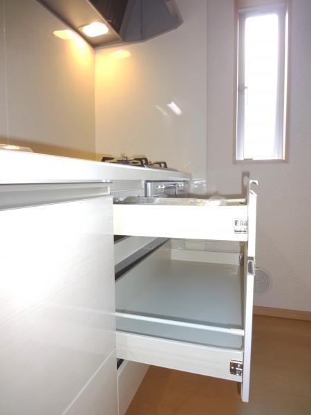 Kitchen. Drawer unit a large frying pan or pot can hold Ease