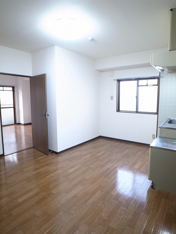 Living and room. It is wide.
