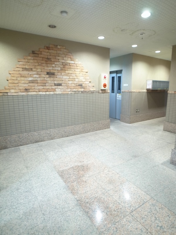 Entrance. With elevator 2LDK!