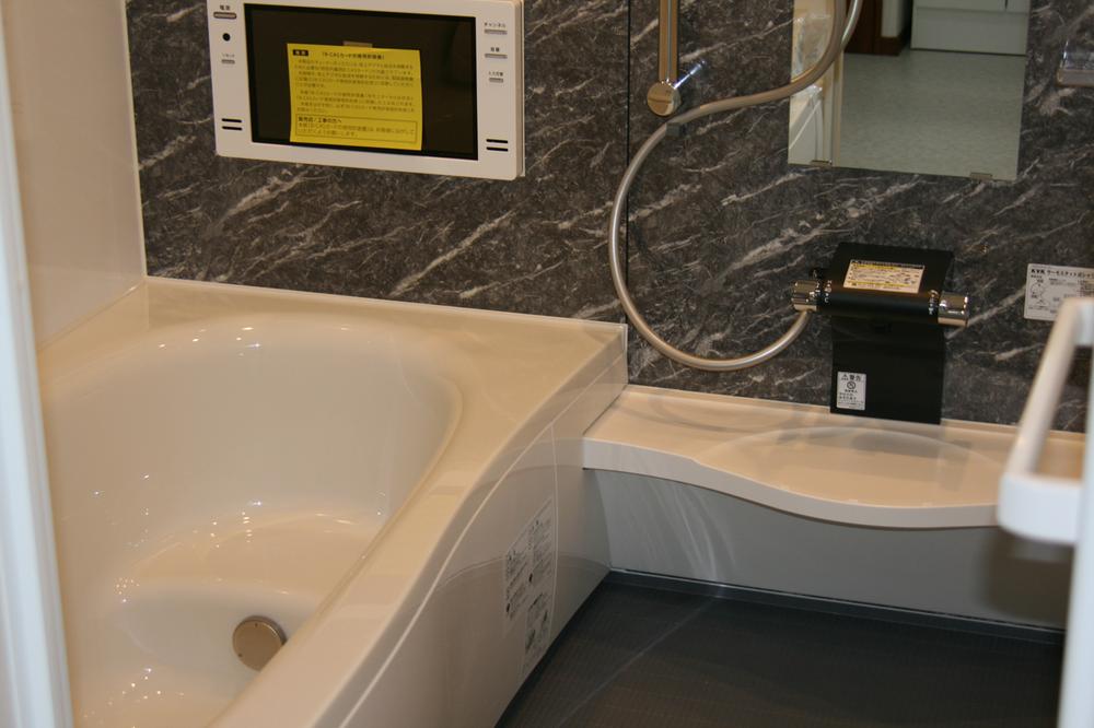 Bathroom. TV in the bath! ! OK ~
