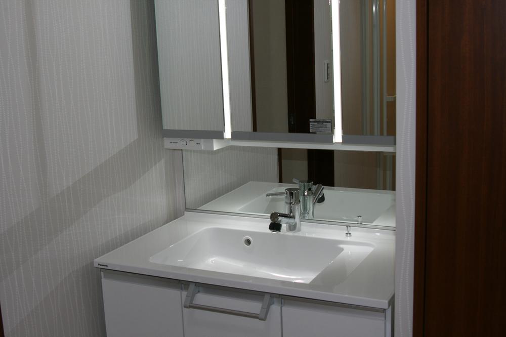 Wash basin, toilet. Stylish indirect lighting! ! It is vanity, such as a hotel