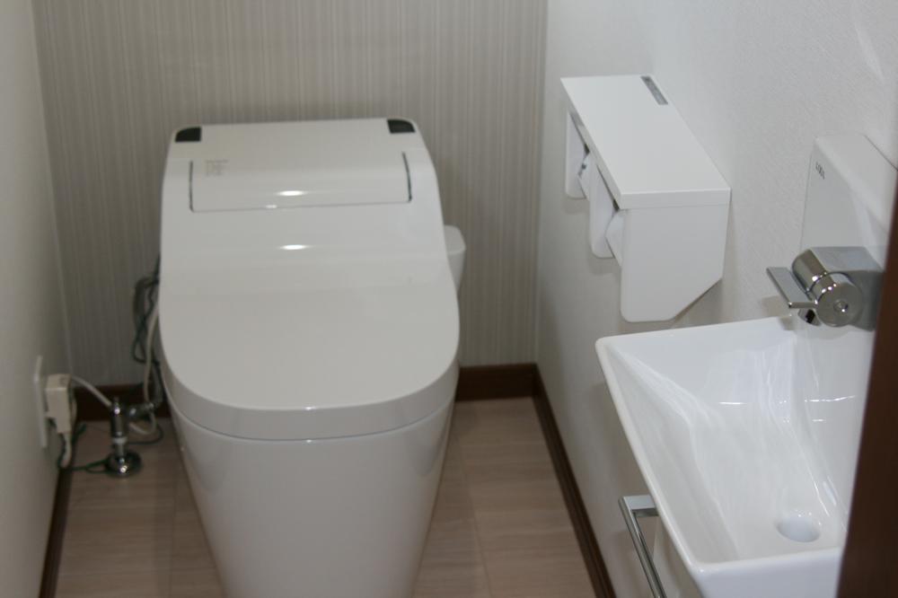 Toilet. It is an automatic cleaning function! !