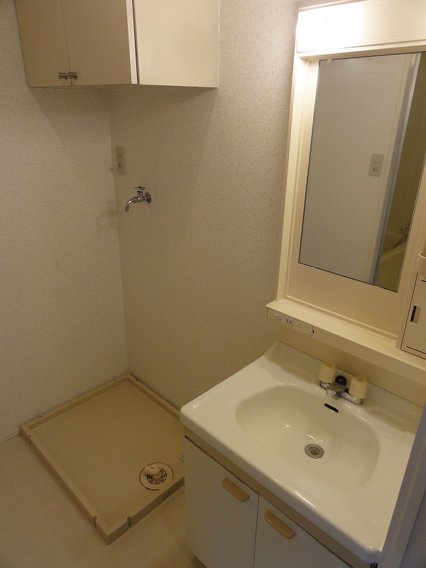 Washroom. Dressing room. Indoor laundry bread, Independent wash basin.