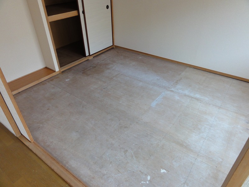 Other room space. Is a Japanese-style room. Tatami is to move just before. . . Alcove looks.