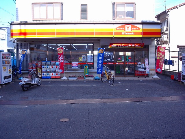 Convenience store. 10m to the Daily Yamazaki (convenience store)