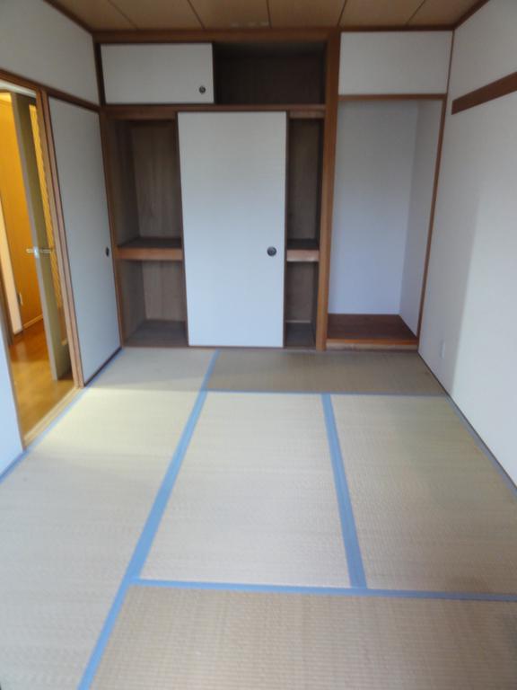 Living and room. Storage pat widely also Japanese-style room! 