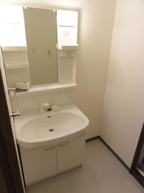 Washroom. With shampoo dresser! 