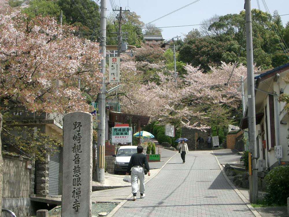 Streets around. Nozaki is Kannon