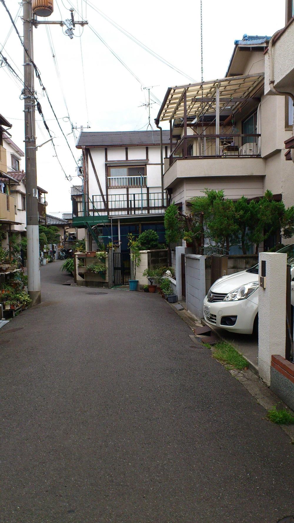 Local appearance photo. It is a property that is located in a quiet residential area.