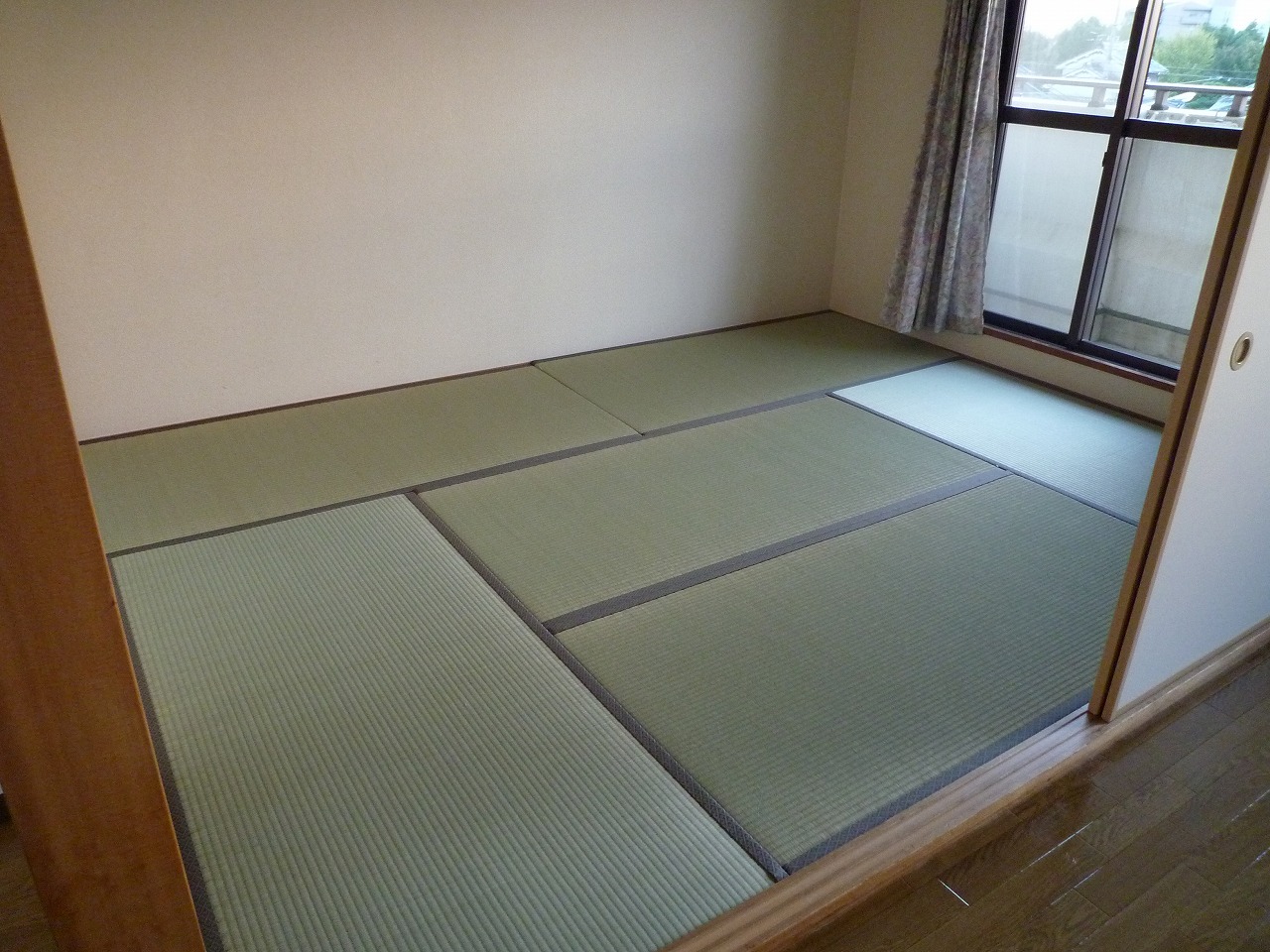 Living and room. Japanese-style room is also wide! 