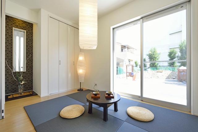 Non-living room. Japanese-style room also directed to modern, Adopt a tatami place mat can be raised and lowered. As tatami corner when necessary, Or available as a Western-style.