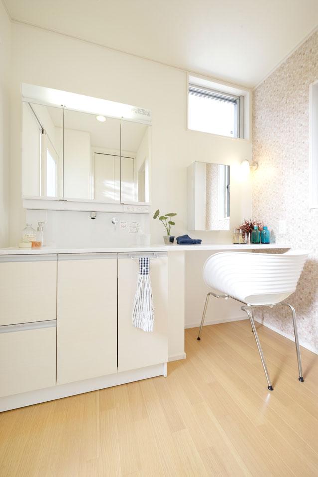 Wash basin, toilet. Separately offer a bathroom and powder room. Powder room with the toilet immediately is, You can wash your hands without the children and guests after returning home can be seen the bathroom.