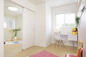 Two Western-style rooms are connected by a sliding door. Become one of the large one room you open the sliding door, You can spend the spacious space. According to the children's growth, You can use the flexible. Walk-in closet of a large capacity has also been installed