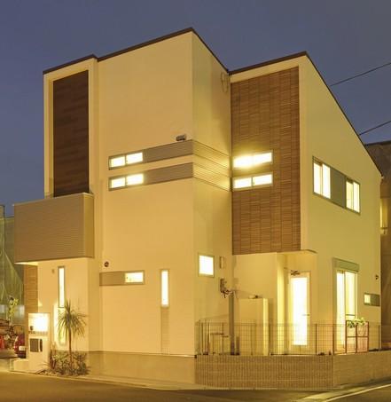 Sense well was finished in a variety of materials rich in change, Elegant exterior design. There is as high as I think the "three-story?" Is, Because there is attic storage. The second floor of the balcony also has a sufficient size (No. 9 land model house)