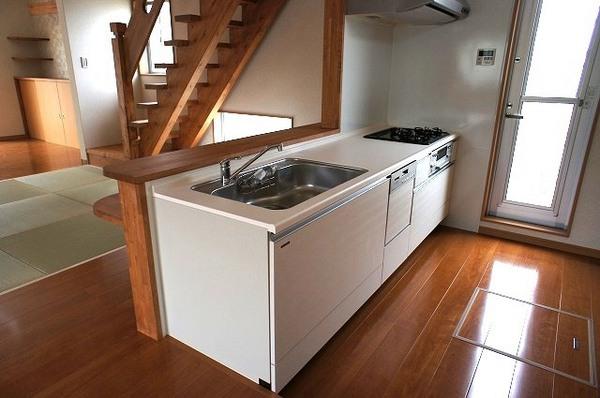 Same specifications photo (kitchen). Model is the House of the kitchen. It has adopted a liberating open chitin.